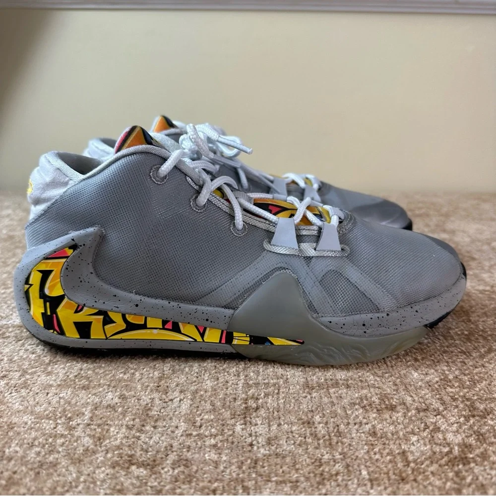 Nike Zoom Freak 1 GS Graffiti Giannis Mid-Top Sneakers Size 5Y